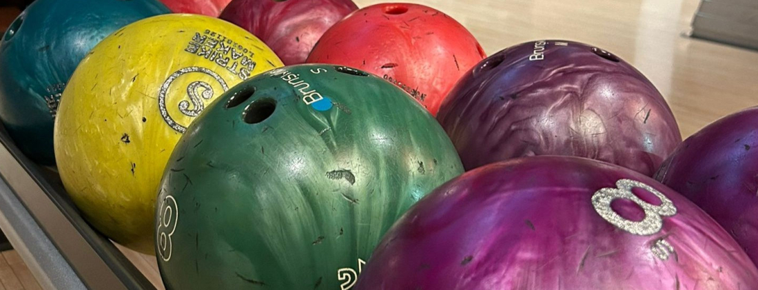 STRIKE! Geselligkeit und Teamgeist auf der Bowlingbahn